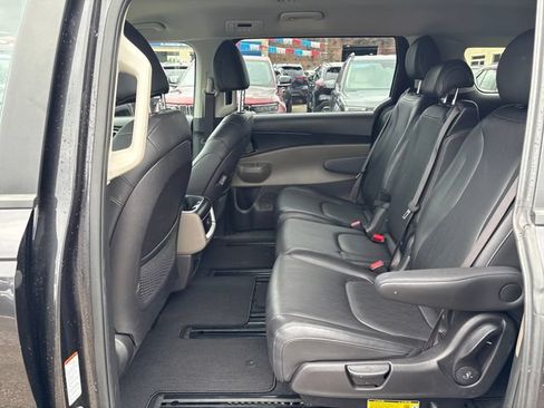 Used 2025 Kia Carnival FWD image 19