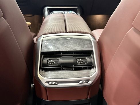 Used 2024 BMW i7 xDrive60 image 42