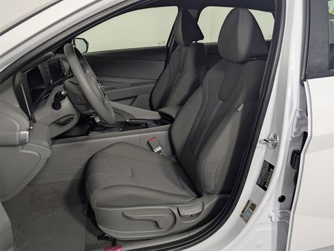 New 2025 Hyundai Elantra SE image 12