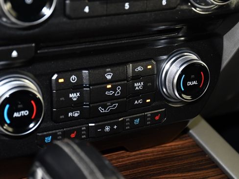 Used 2017 Ford F150 Lariat w/ Equipment Group 502A Luxury AWD/4WD image 34