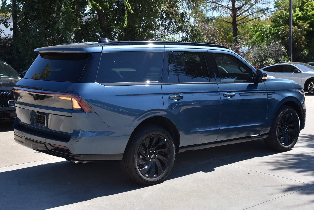 New 2027 Lincoln Navigator Reserve w/ Jet Appearance Package AWD/4WD image 6