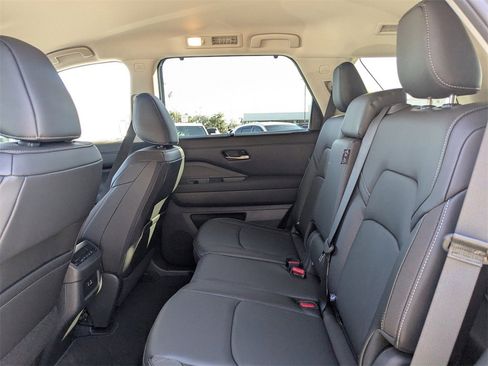 New 2025 Nissan Pathfinder SL image 15