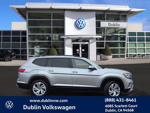 Used 2023 Volkswagen Atlas SE w/ Panoramic Sunroof Package FWD image 3