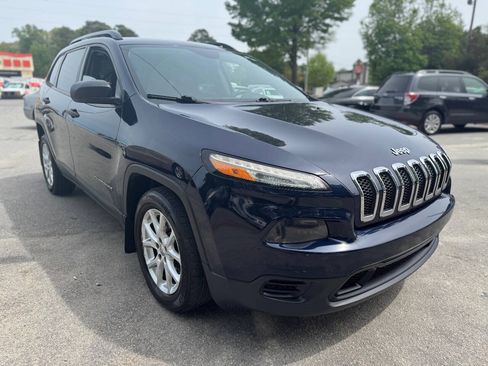 Used 2016 Jeep Cherokee Sport FWD image 3