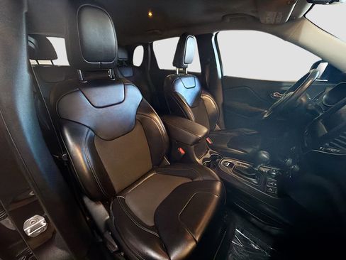 Used 2019 Jeep Cherokee Latitude Plus w/ Cold Weather Group image 30