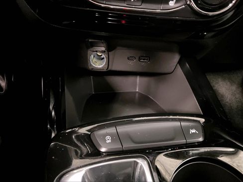 Used 2025 Chevrolet Trax LT w/ LT Convenience Package FWD image 27