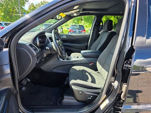 Used 2018 Jeep Grand Cherokee Laredo AWD/4WD image 17