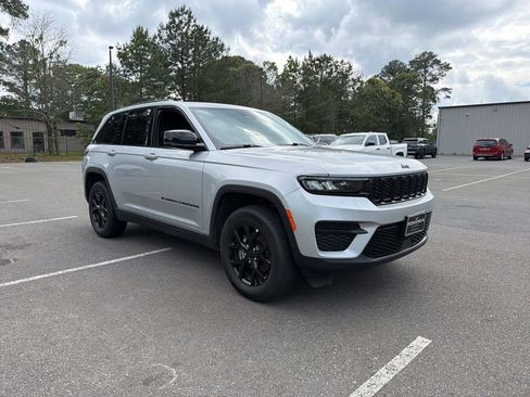 Used 2025 Jeep Grand Cherokee Altitude AWD/4WD image 4