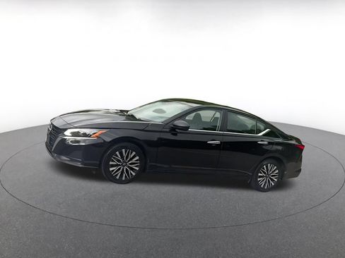 Used 2025 Nissan Altima 2.5 SV FWD image 8