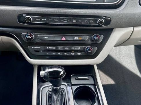 Used 2015 Kia Sedona SX FWD image 19