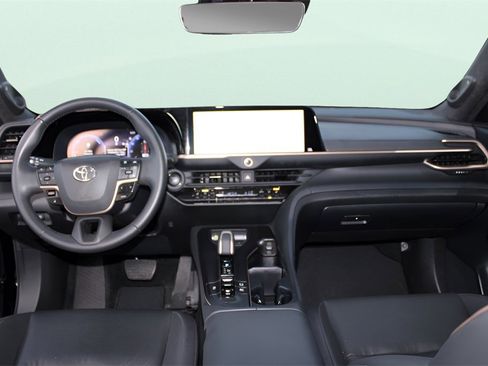 Used 2023 Toyota Crown Limited image 25