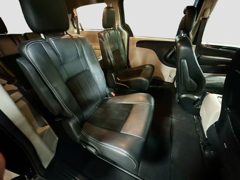 Used 2018 Dodge Grand Caravan SXT image 28