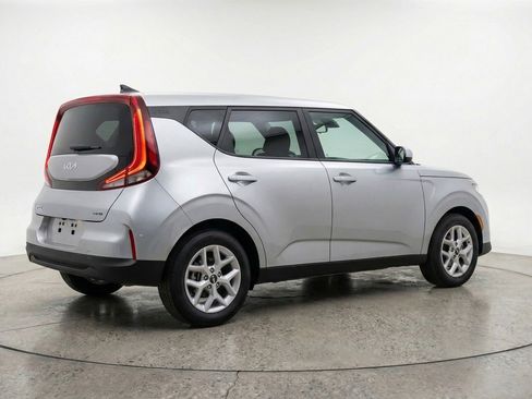 Used 2025 Kia Soul LX w/ LX Technology Package FWD image 7