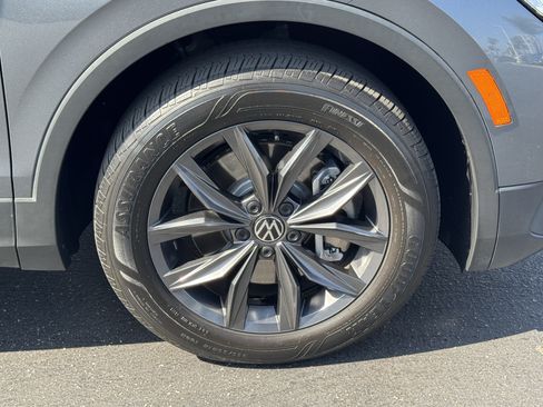 Used 2023 Volkswagen Tiguan SE w/ Panoramic Sunroof Package FWD image 6