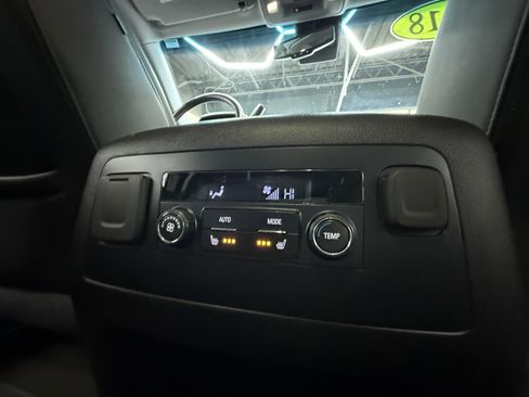 Used 2018 GMC Yukon SLT image 24