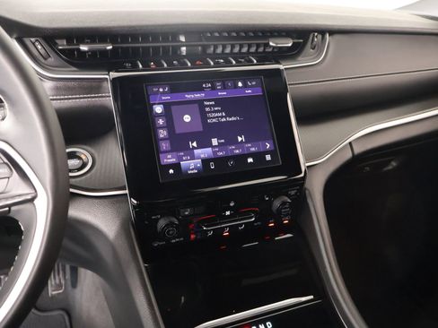 Used 2025 Jeep Grand Cherokee Altitude image 5