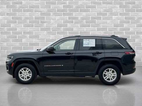 Used 2023 Jeep Grand Cherokee Laredo image 2