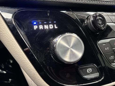 Used 2023 Chrysler Pacifica Limited w/ Uconnect Theater Family Group image 25