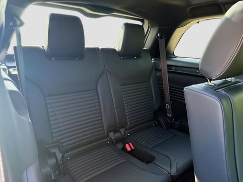 Used 2025 Land Rover Discovery Metropolitan Edition AWD/4WD image 22