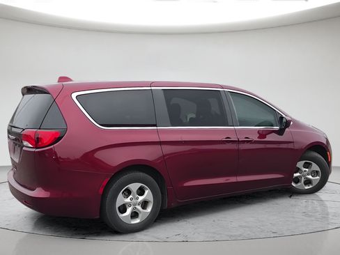 Used 2017 Chrysler Pacifica LX w/ Tire & Wheel Group FWD image 6