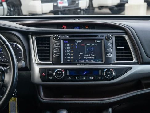Used 2017 Toyota Highlander Plus FWD image 14
