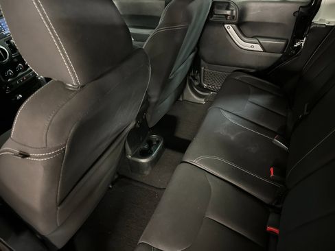 Used 2018 Jeep Wrangler Unlimited Sahara image 11