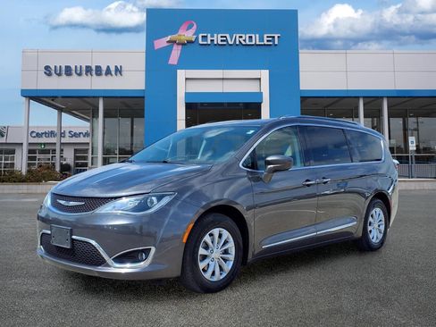 Used 2019 Chrysler Pacifica Touring-L FWD image 1