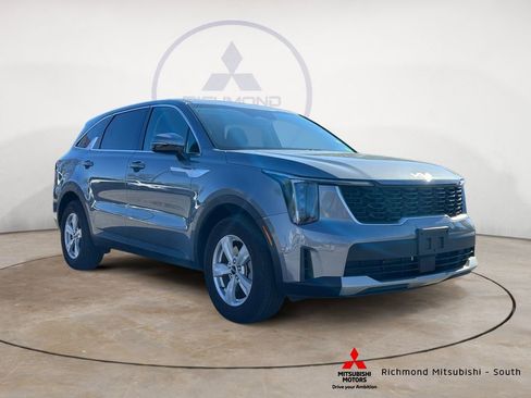 Used 2025 Kia Sorento LX FWD image 1