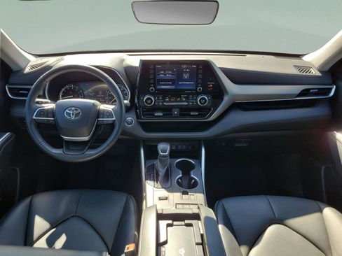 Used 2022 Toyota Highlander XLE image 17