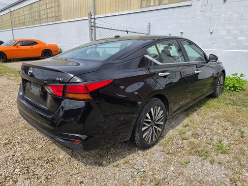 Used 2024 Nissan Altima 2.5 SV FWD image 2