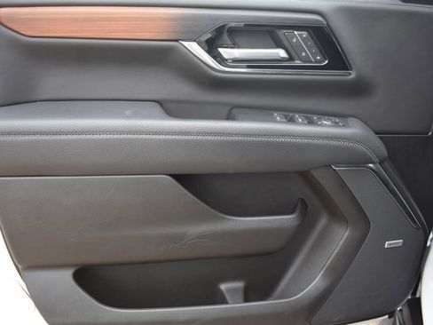 Used 2025 GMC Yukon Denali RWD image 12