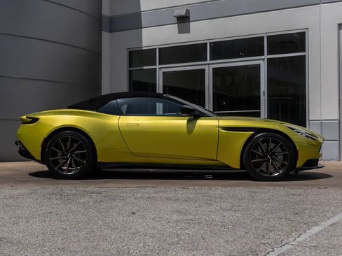 Used 2022 Aston Martin DB11 Volante RWD image 25