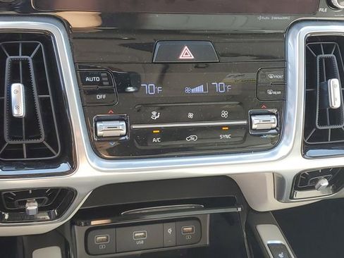 Certified 2023 Kia Sorento SX image 27