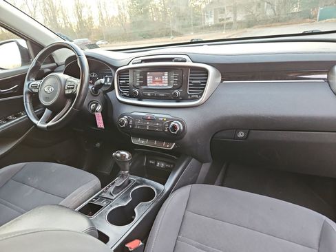 Used 2016 Kia Sorento LX w/ LX Convenience Package image 16