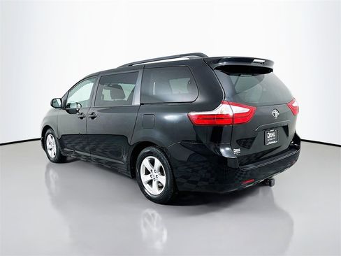 Used 2015 Toyota Sienna LE image 5