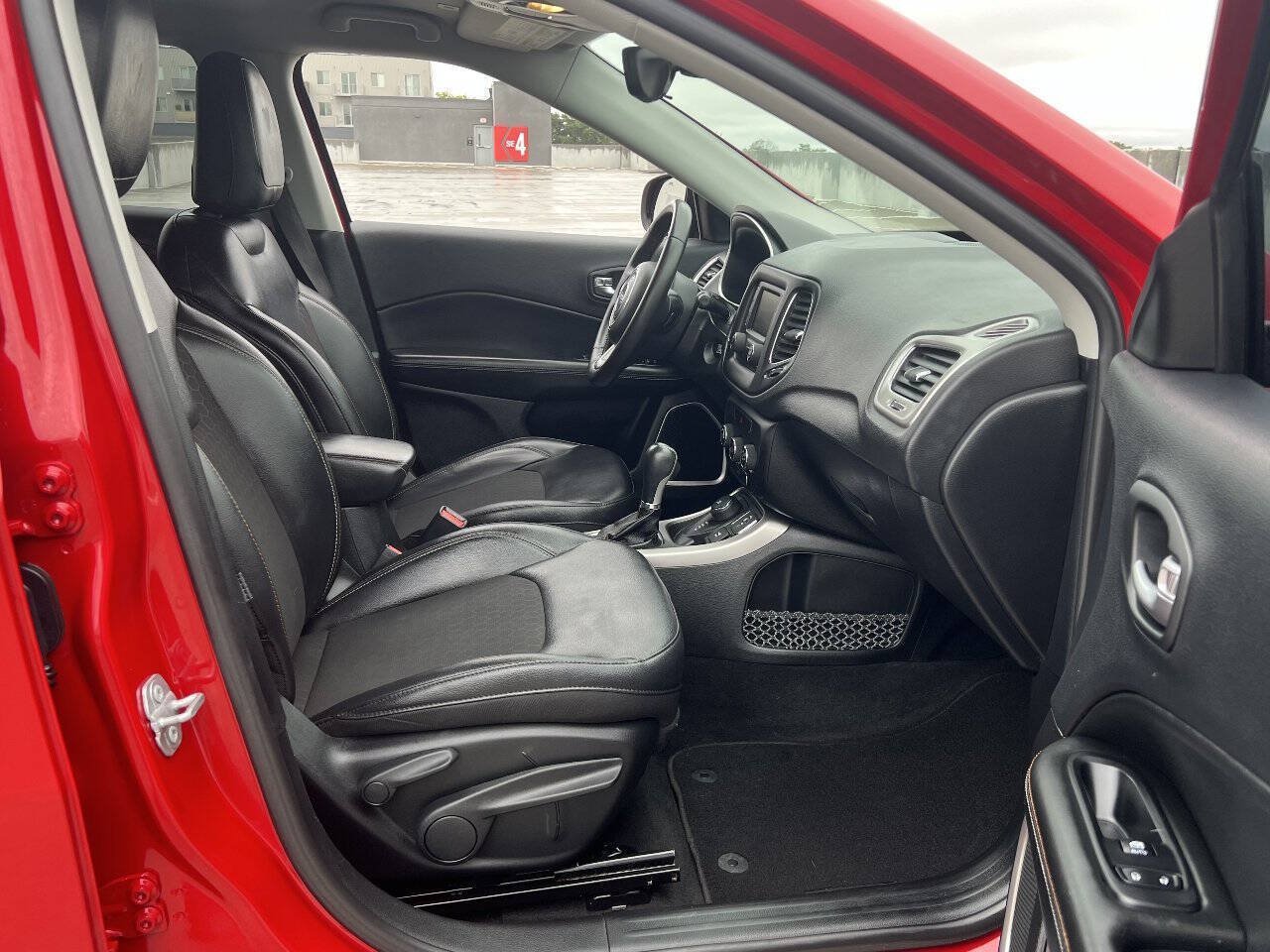 Used 2018 Jeep Compass Latitude AWD/4WD image 23