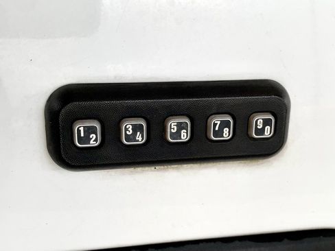 Used 2010 Ford F150 XLT image 12