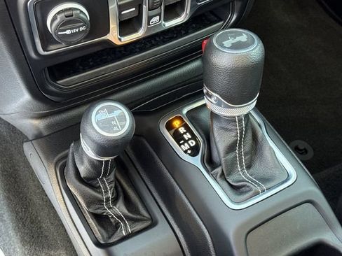 Used 2022 Jeep Wrangler Unlimited Sahara AWD/4WD image 17