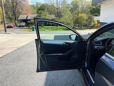 Used 2013 Volkswagen Jetta GLI Autobahn image 25