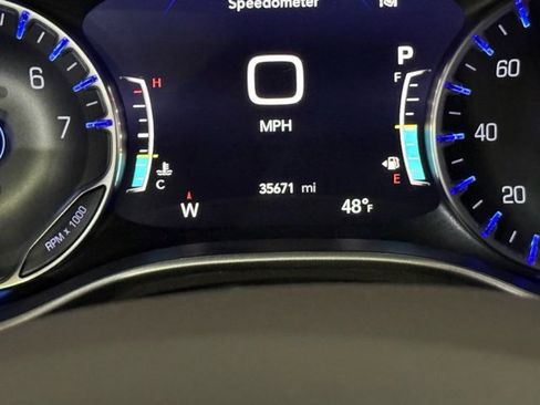 Used 2022 Chrysler Pacifica Touring-L image 35