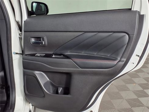 Used 2022 Mitsubishi Outlander LE image 10