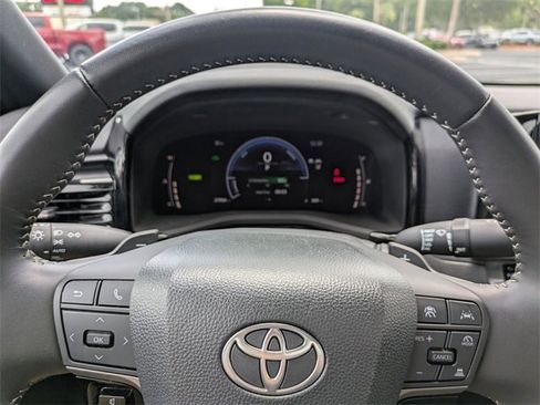 Used 2025 Toyota Camry SE image 27