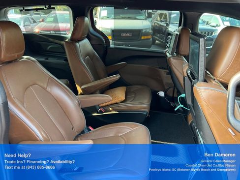 Used 2021 Chrysler Pacifica Limited w/ Uconnect Theater Family Group FWD image 16