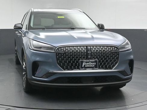 Used 2025 Lincoln Aviator AWD image 2