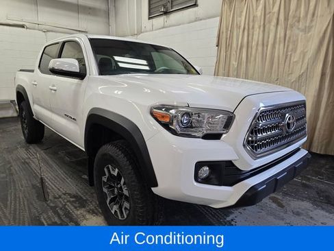 Used 2017 Toyota Tacoma TRD Off-Road w/ Premium & Technology Package image 4