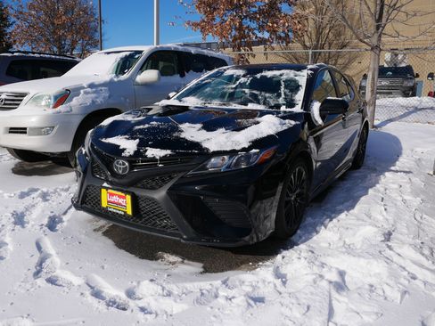 Used 2020 Toyota Camry SE image 3