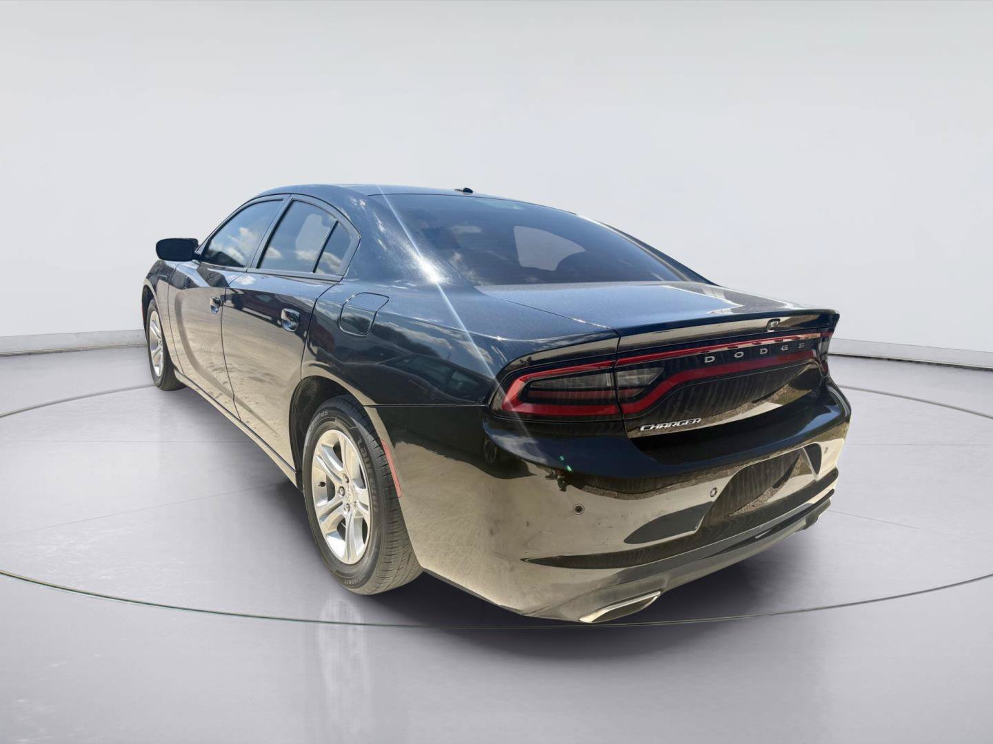 Used 2021 Dodge Charger SXT RWD image 3