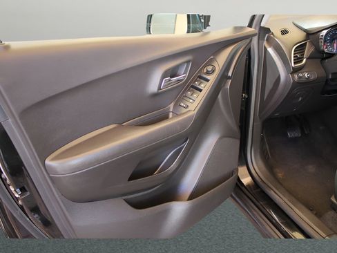 Used 2020 Chevrolet Trax LT w/ LT Convenience Package image 34