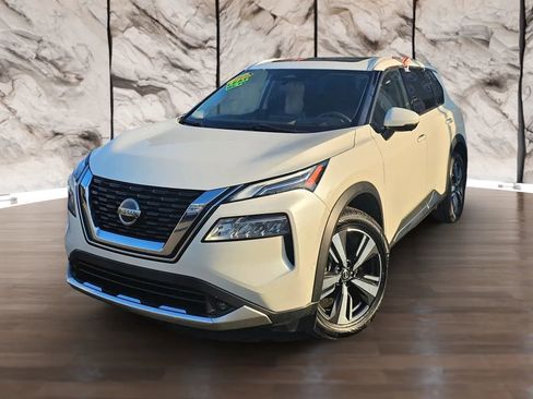 Used 2021 Nissan Rogue Platinum image 3