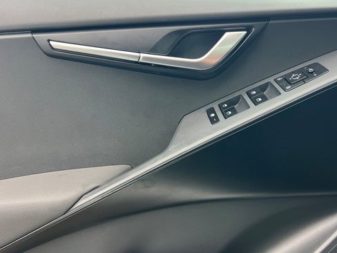 Used 2025 Kia Niro LX image 11